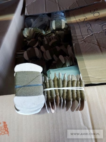 Artykuły mundurowe - pakiet zawierający 19 poz. asort. (wg oddzielnego wykazu), w tym m.in.: bluza olimpijka oficera wojsk lądowych - 125 szt., nici koloru khaki po 25 m - 500 szt. i igła ręczna-8 35 mm - 500 szt. 